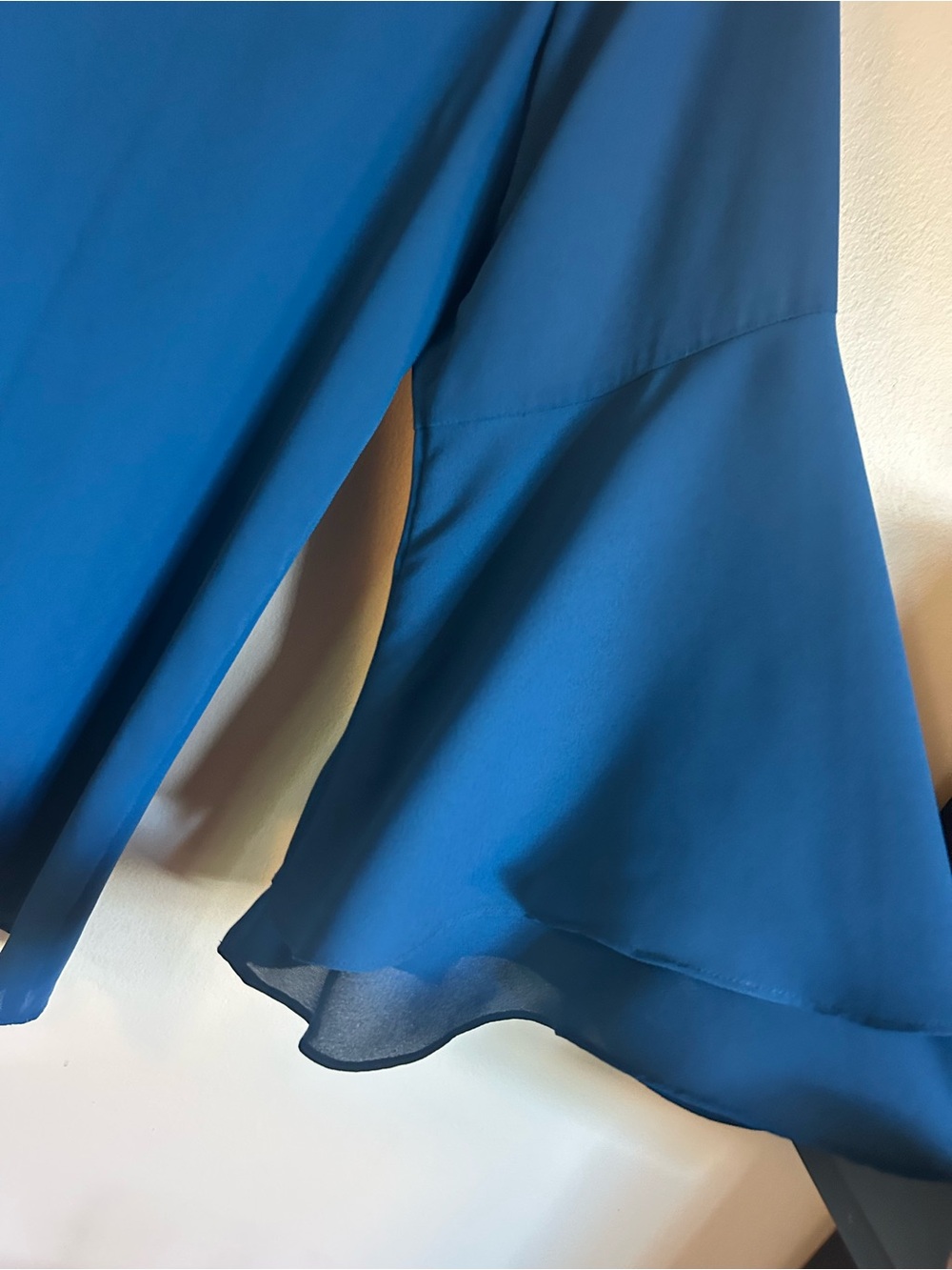 Alfani Women’s Size 12 Cobalt Blue V-Neck Ruffle Bell Sleeve Blouse - Picture 5 of 7